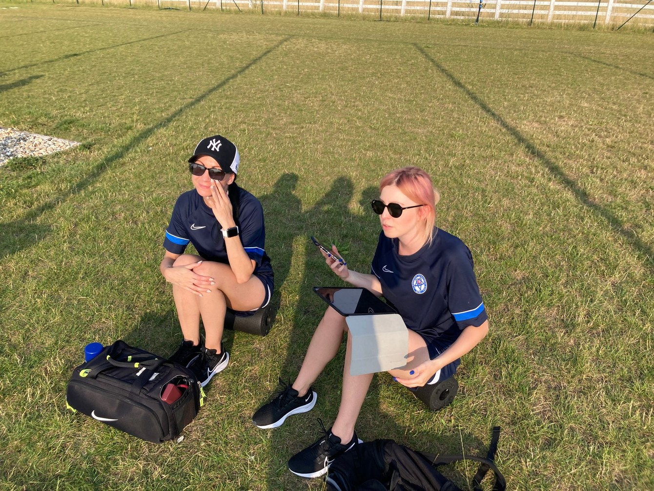 Aj lekárky ženskej reprezentácie Patrícia Dragunová a Alice Martinkovičová si chránia oči pred slnkom.