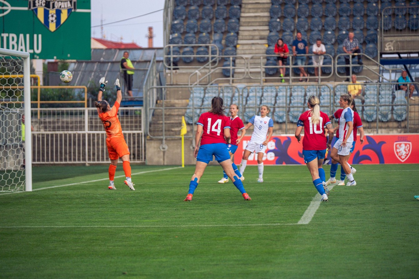 Gól na 3:0 trénera Slovenska rozpálil do biela, skúrujúca Stašková (na fotografii už zakrytá Vojtekovou) bola v momente prevzatia prihrávky a strely úplne voľná... Korenčiová (č. 12) nemala nárok zasiahnuť.