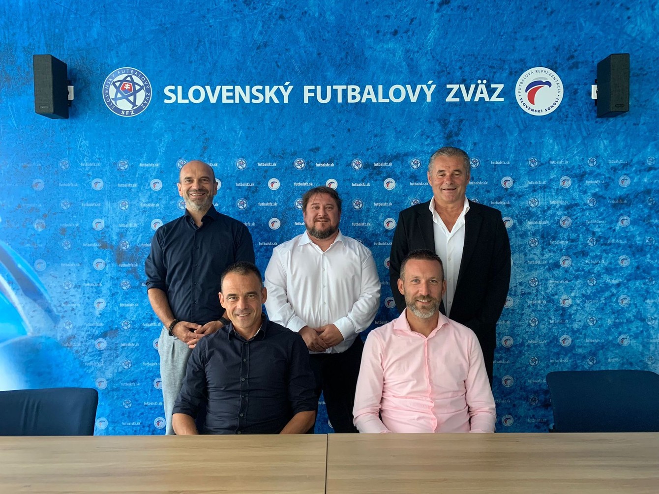 Čerství držitelia UEFA Pro licencie, vľavo dolu Lukáš Jarolím, vedľa neho Róbert Lukáč, nad nimi členovia skúšobnej komisie zľava Oto Brunegraf, Zsolt Pakusza a Ivan Galád.