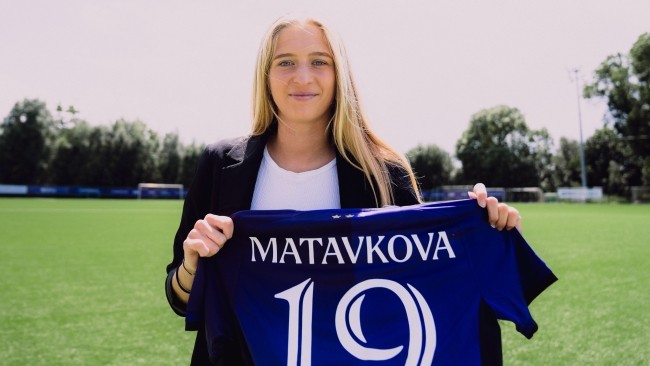 Slovenská reprezentantka Ľudmila Maťavková si zapózovala s dresom „fialiek“ z Bruselu, tímu Anderlechtu.