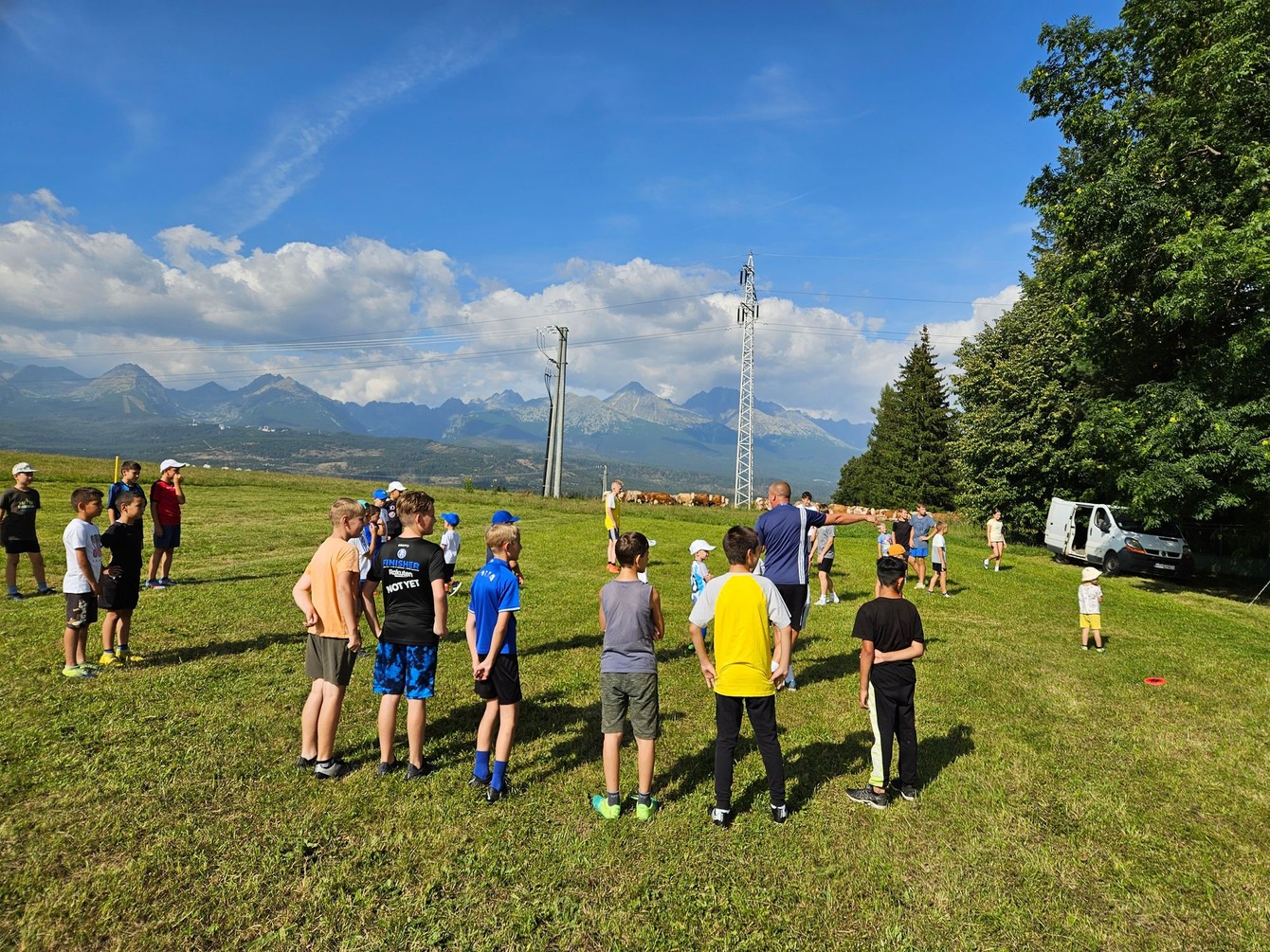 Komentár Martina Pohloda k tejto fotografii: „Všade sa hrá futbal.“ Deti, tatranské kopce a, všimnite si, vzadu kravky...