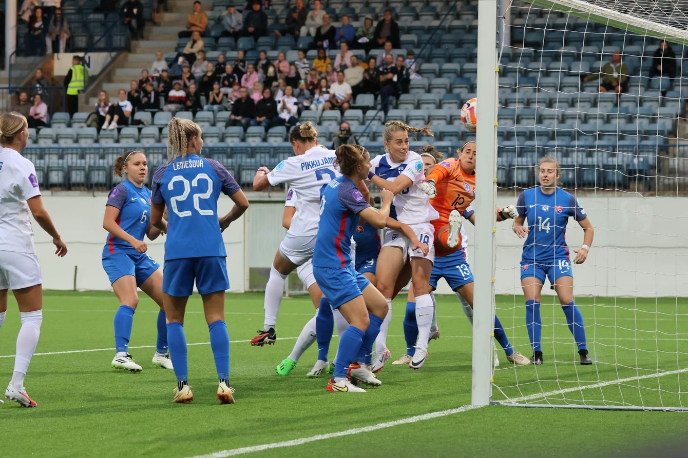 Takto sa to začalo: v 5. min bola po rohovom kope rýchlejšia Sällströmová ako naša brankárka Korenčiová a ostatné Slovenky a Fínsko šlo do vedenia.