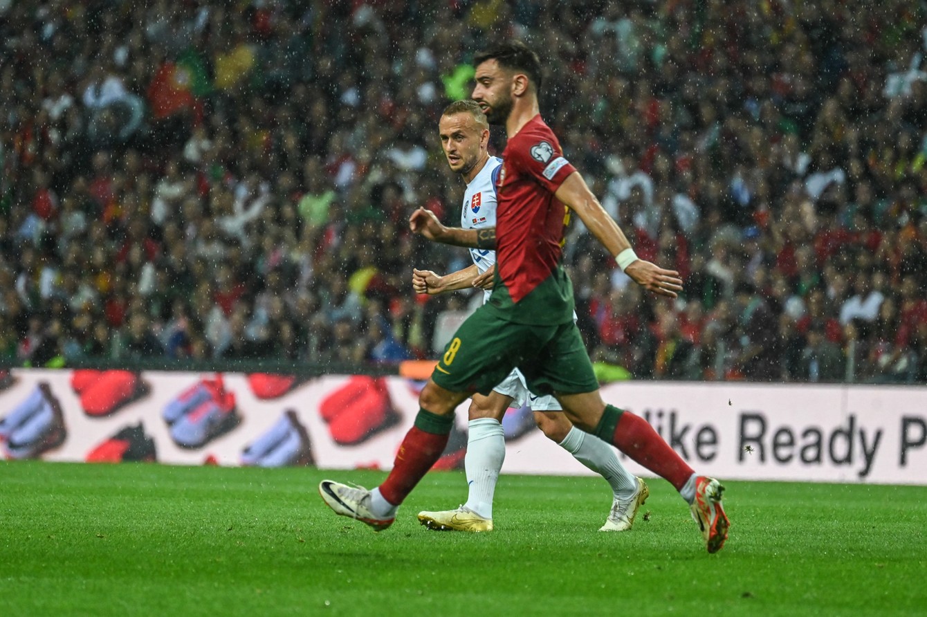 Dvaja fenoméni z piatkovej daždivej noci, Bruno Fernandes otvoril skóre zápasu, za ním zakrytý Stanislav Lobotka ho parádnym gólom uzavrel.