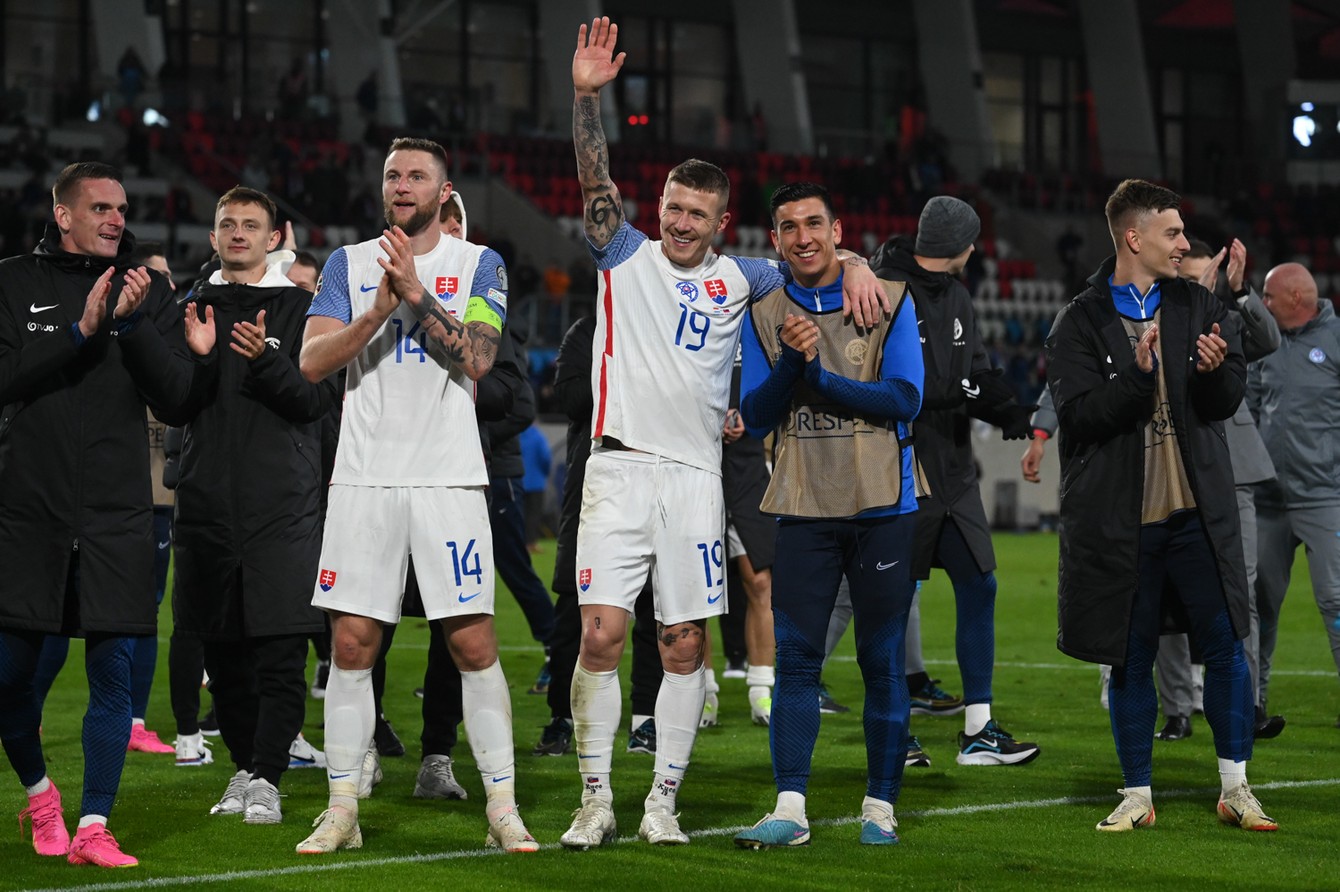 Spojenie s fanúšikmi, po víťazstve v Luxemburgu ďakujú a tlieskajú Róbert Polievka, Dominik Hollý, Milan Škriniar, Juraj Kucka a Vernon De Marco.
