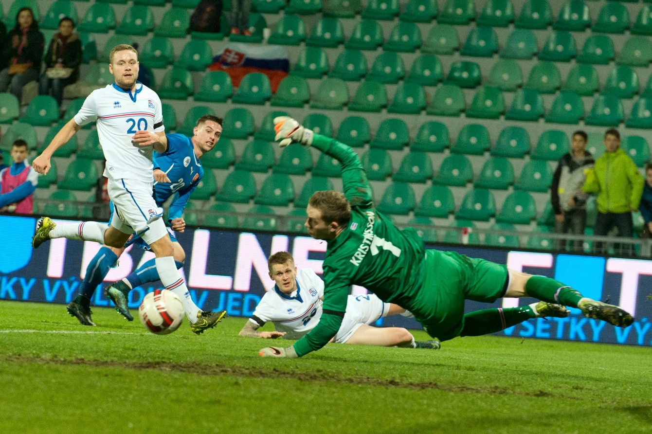 Róbert Mak (č.20) a jeho gólová strela v zápase Slovensko - Island 3:1 (Žilina, 17.11.2015).