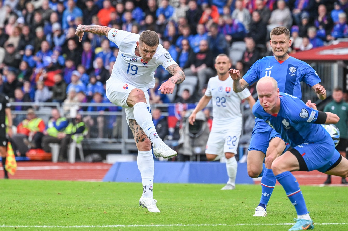 Gólová strela Juraja Kucka otvorila skóre zápasu Island – Slovensko 1:2 (Reykjavík, 17.6.2023).