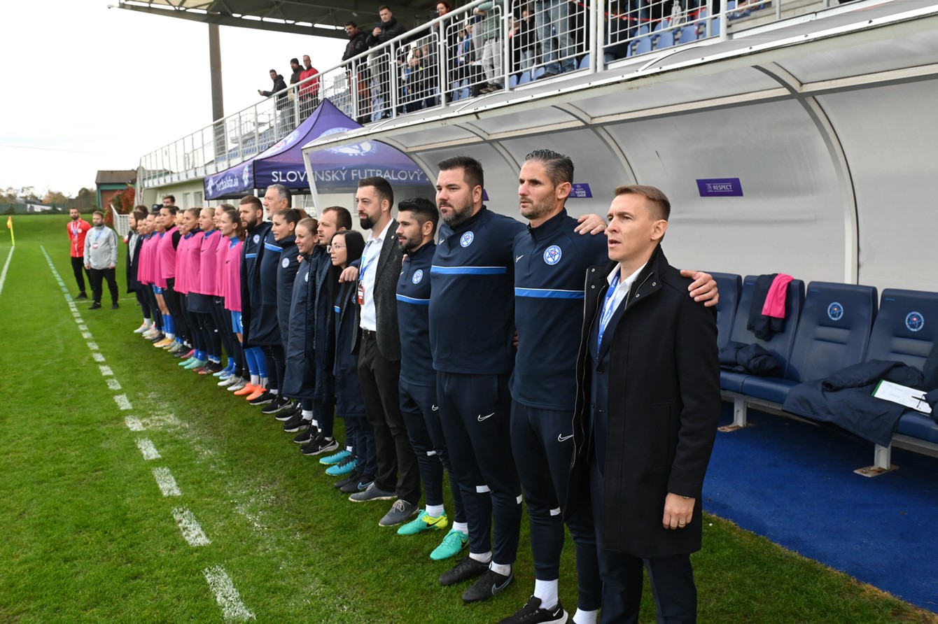 Slovenská lavička pod vedením trénera Petra Kopúňa pred zápasom pri našej hymne.