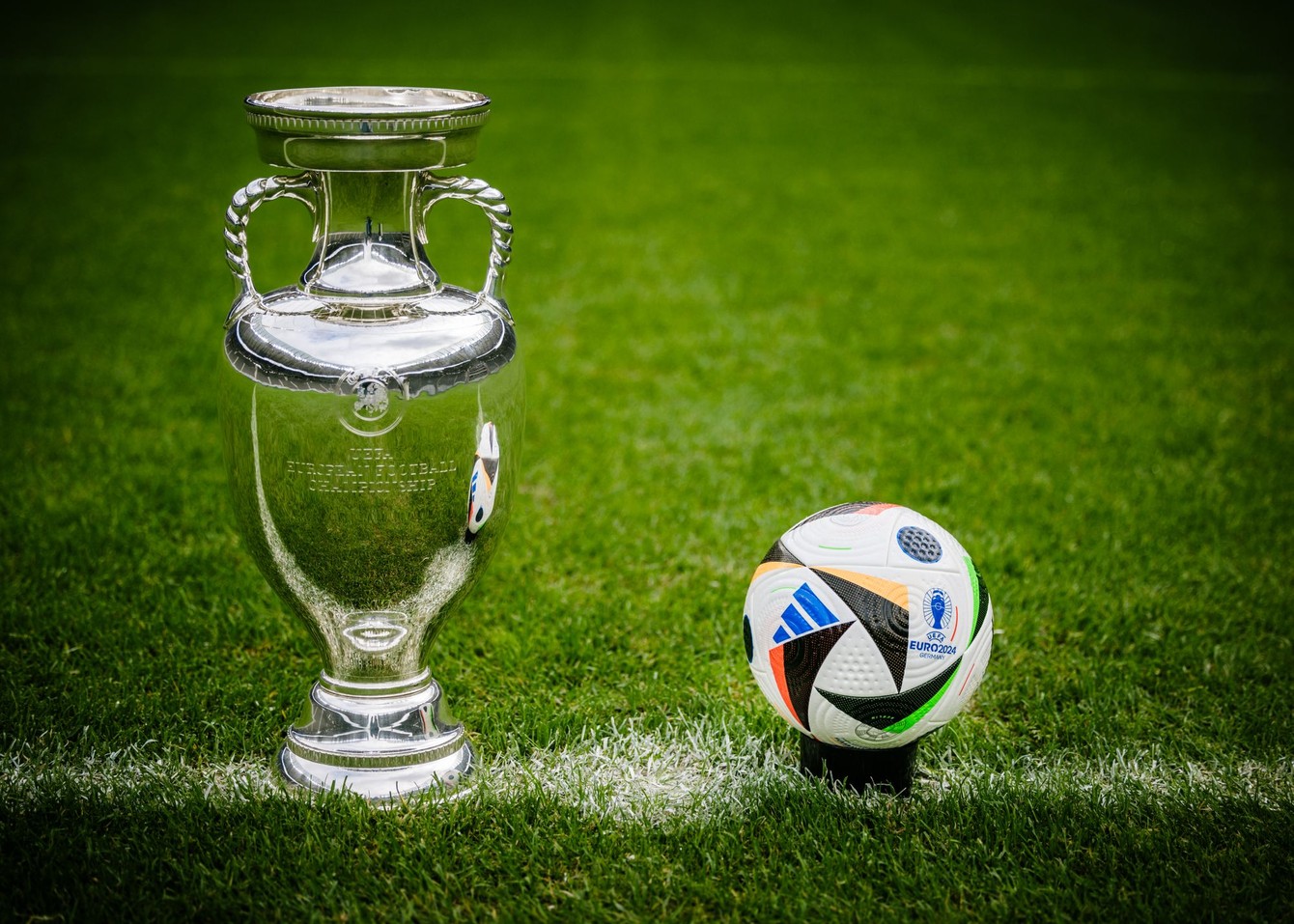 Trofej, o ktorú sa mesiac bude v Nemecku hrať, a lopta s menom Fusballliebe, futbalová láska, s ktorou s abude hrať.