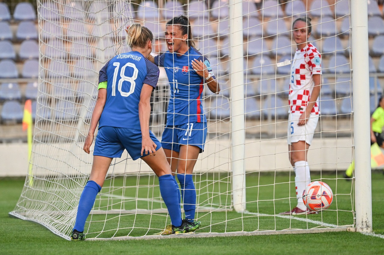 Obrovská radosť a emócie - Patrícia Hmírová strieľa gól a Dominika Škorvánková, ktorá naň prihrala.