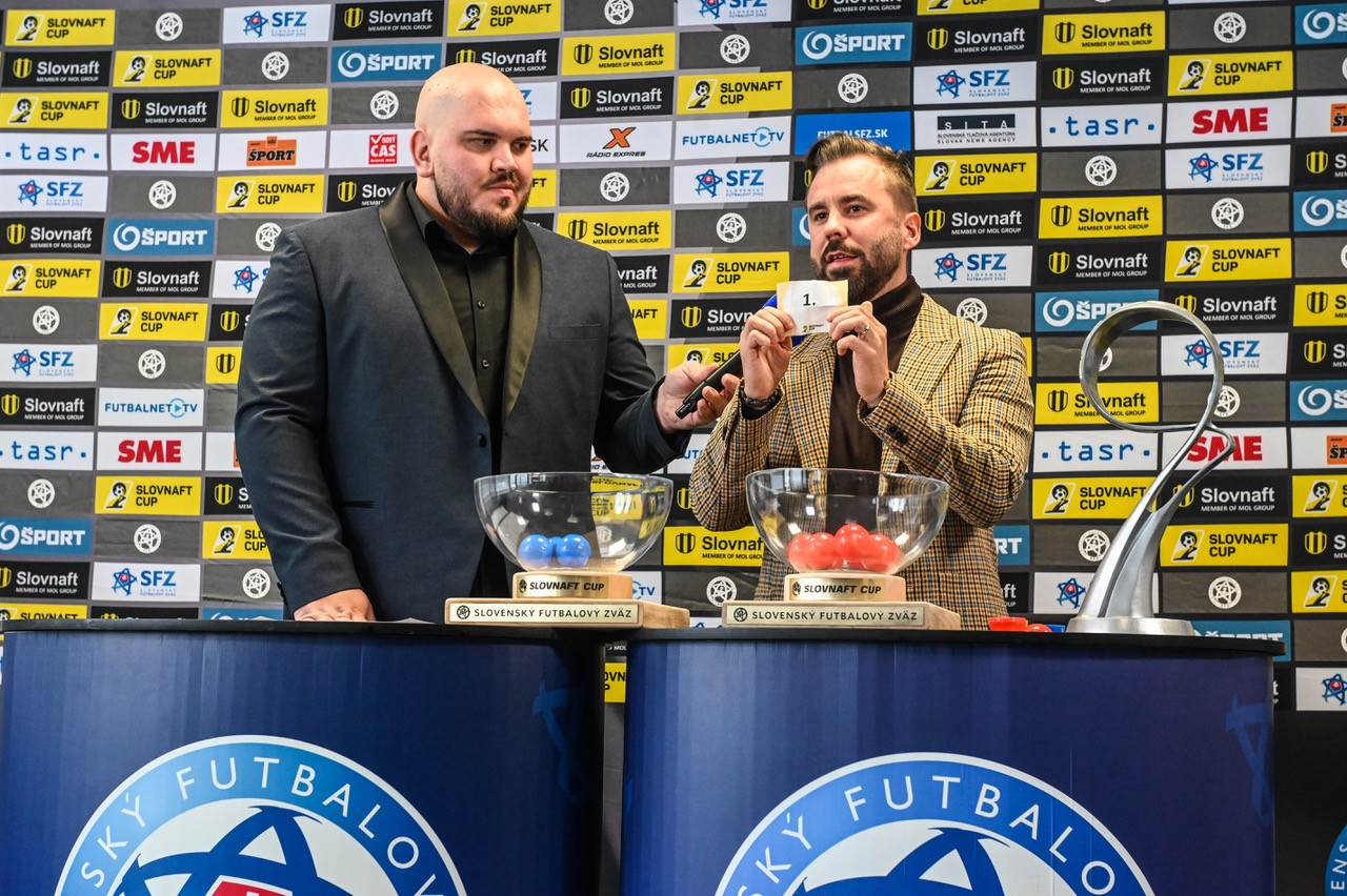 Manažér predaja mazív spoločnosti Slovnaft Ján Bucko (vpravo) určil osud tímov v štvrťfinále Slovenského pohára.