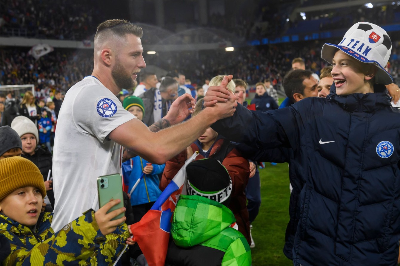 Kapitán Milan Škriniar oslavuje s fanúšikmi postup na EURO. Teraz ich so spoluhráčmi vyzýva aj na podporu priamo v Nemecku.