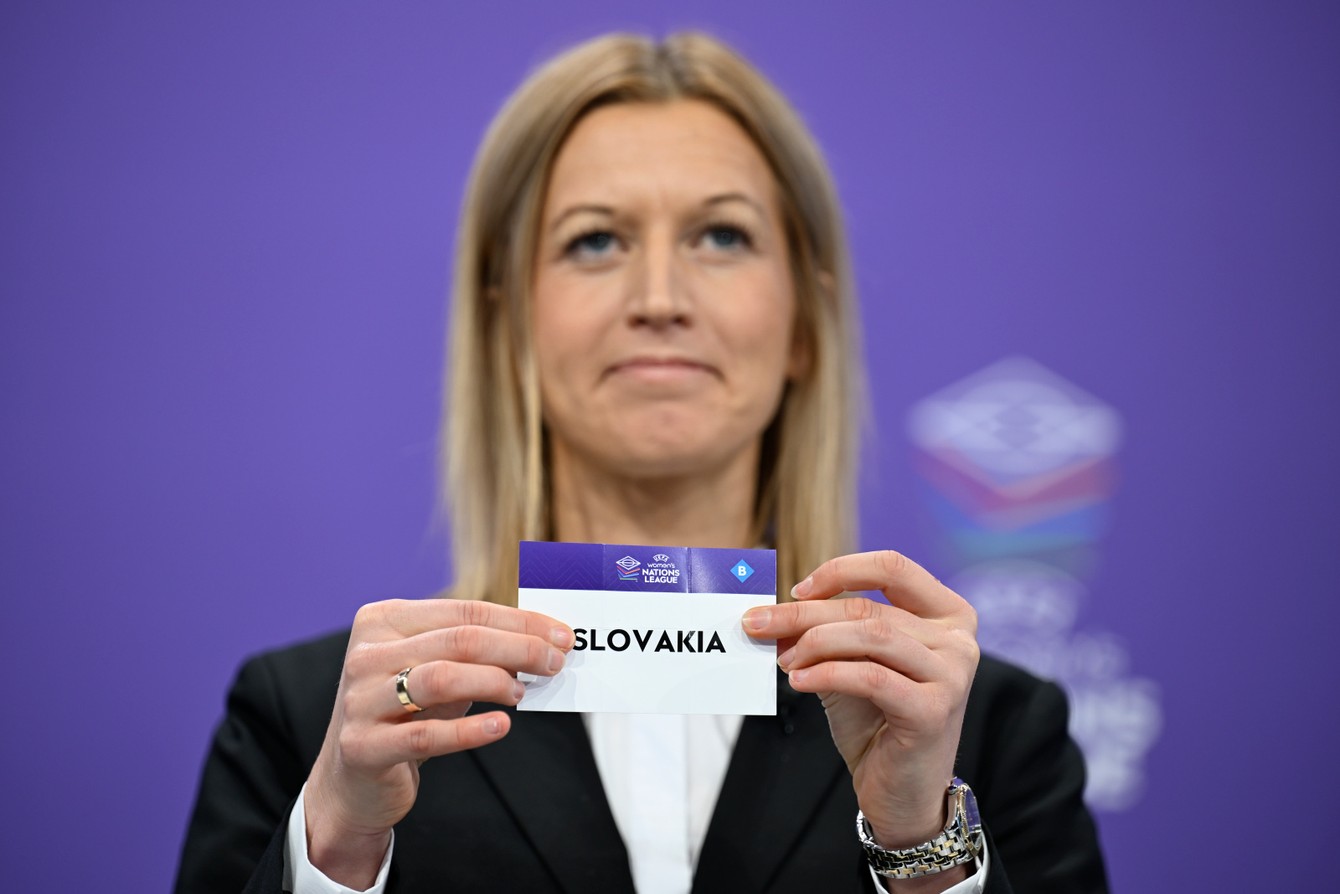 Ambasádorka Janni Arnth Jensen práve vytiahla lístok s menom Slovenska a tým ho priradila do dvojice k Lotyšsku v baráži o udržanie sa v B-skupine Ligy národov.