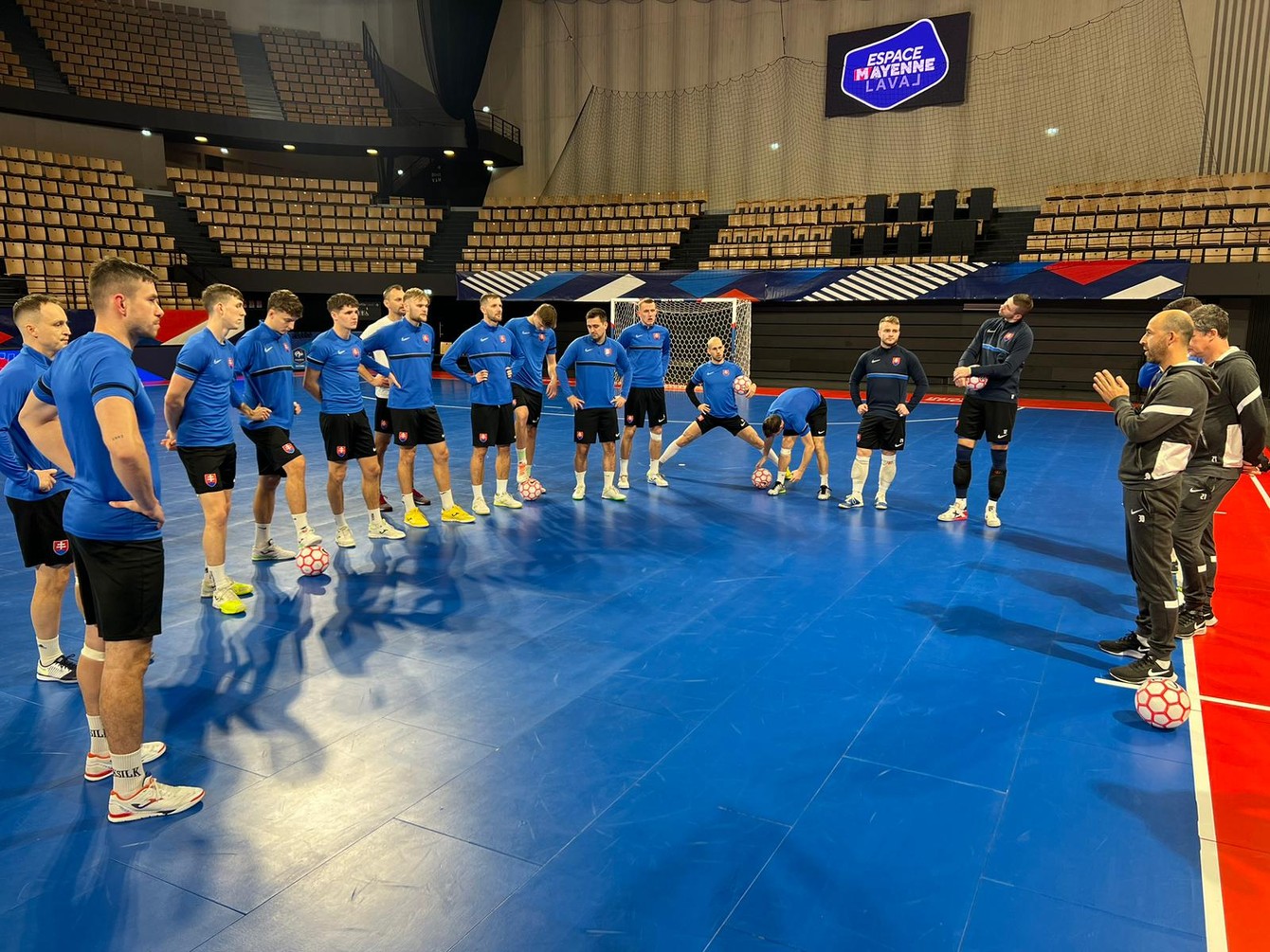 Slovenskí futsalisti si zatrénovali v parádnej hale v Lavale, kde vo štvrtok odohrajú ďalší kvalifikačný zápas s domácim Francúzskom.