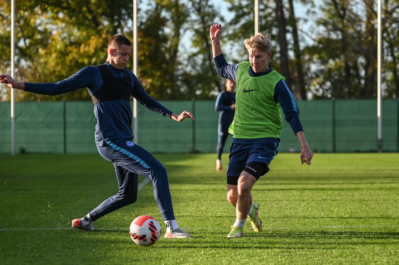 Dvojica Róbert Tománek (vľavo) - Denis Adamkovič počas tréningu.