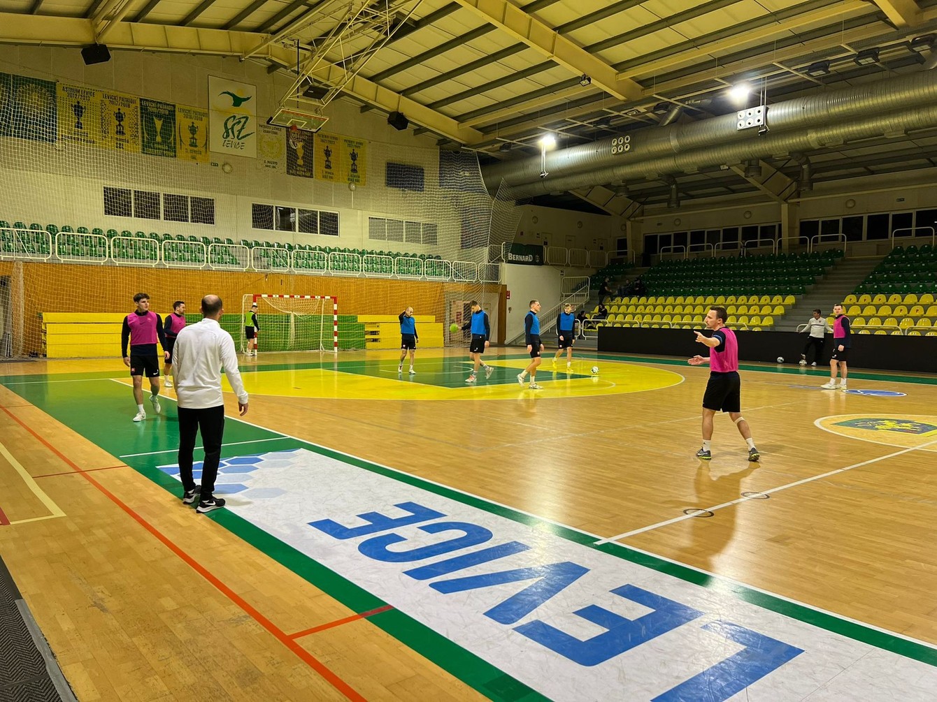 Slovenskí futsalisti sa na posledný kvalifikačný zápas MS pripravujú v levickej hale.