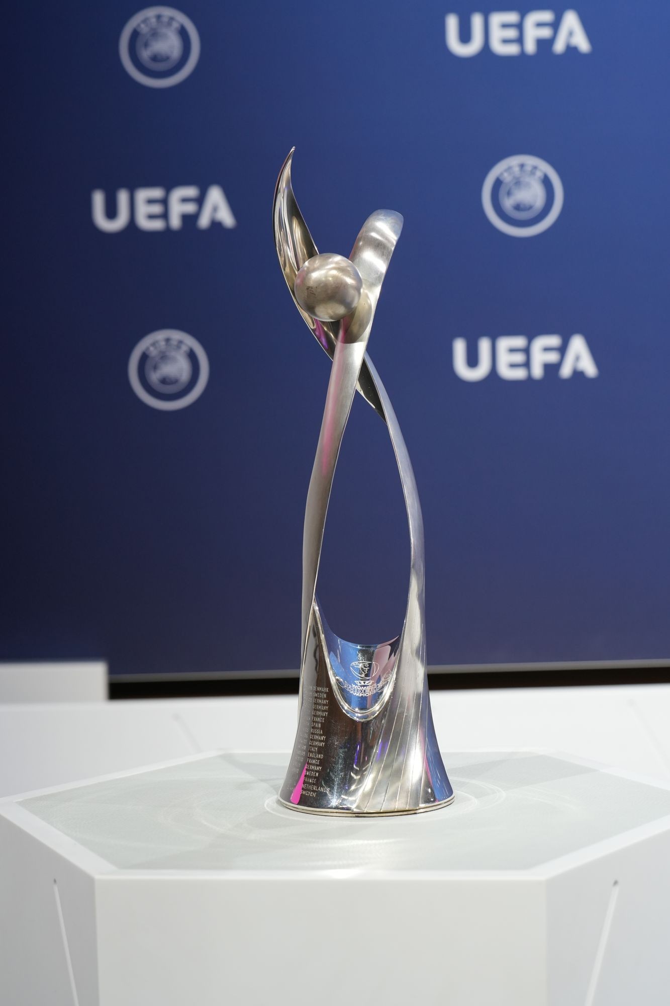 Táto trofej je určená pre víťazky majstrovstiev Európy do 19 rokov.