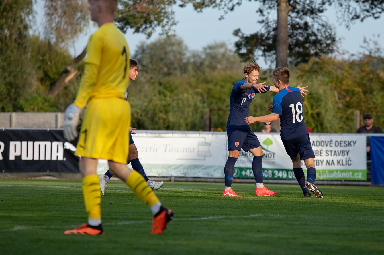 Rocco Baravelli a Fedor Kasana sa tešia po góle v medzištátnom zápase šestnástky.