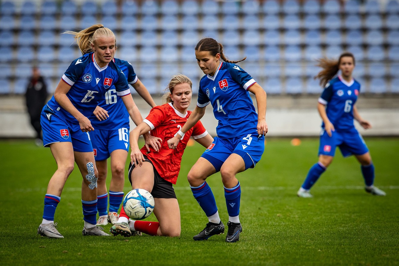 WU19 SVK-AUT-1-2-Dominika Gondová-vľavo-Mária Gunišová