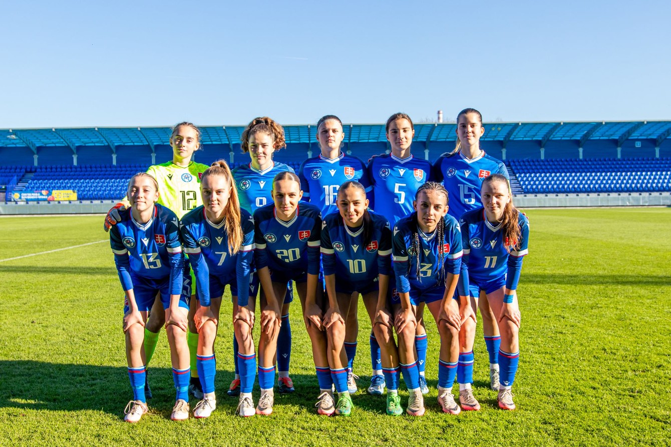 WU17 SVK - MNE 3-0 základná zostava.JPG