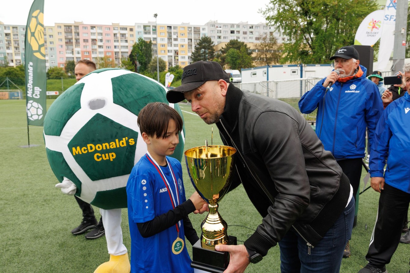 McD Cup_KE kraj_Marek Sapara odovzdáva trofej 2.jpg