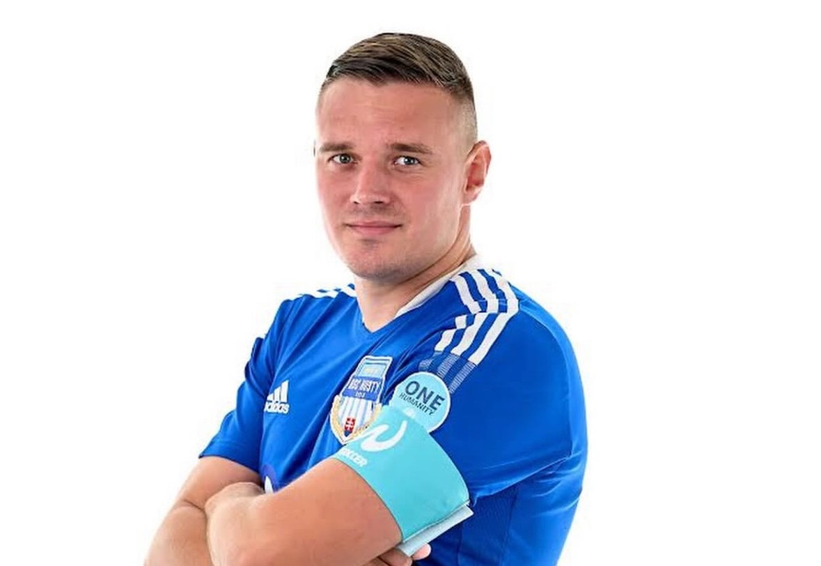 Róbert Hustý_plážový futbal SR.jpeg