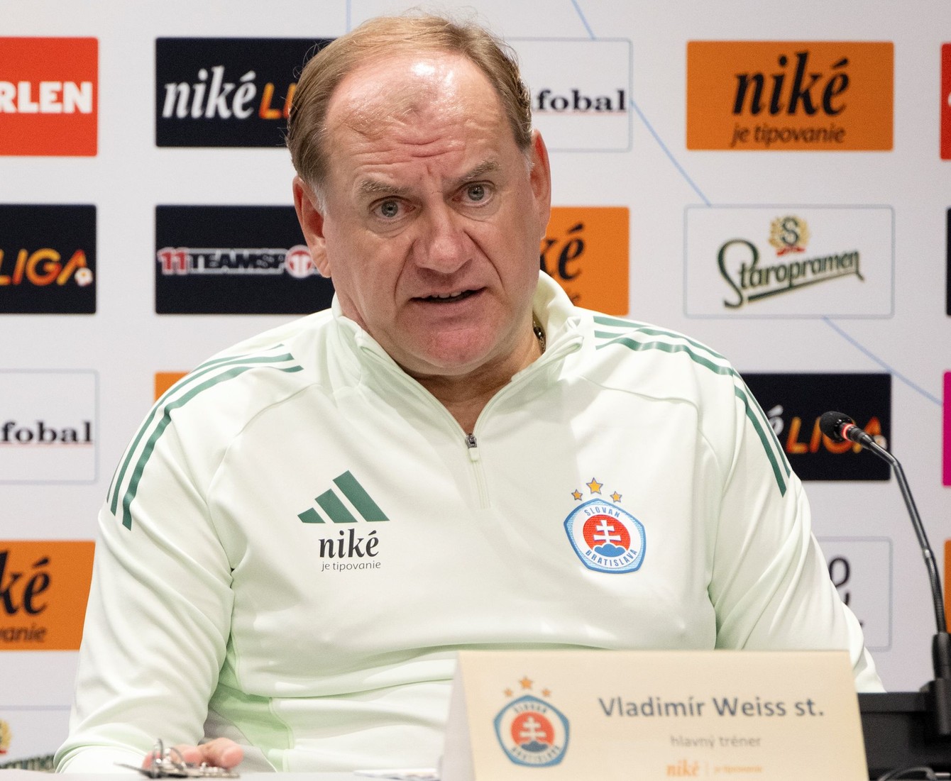 Slovan Bratislava - tréner Vladimír Weiss .jpg