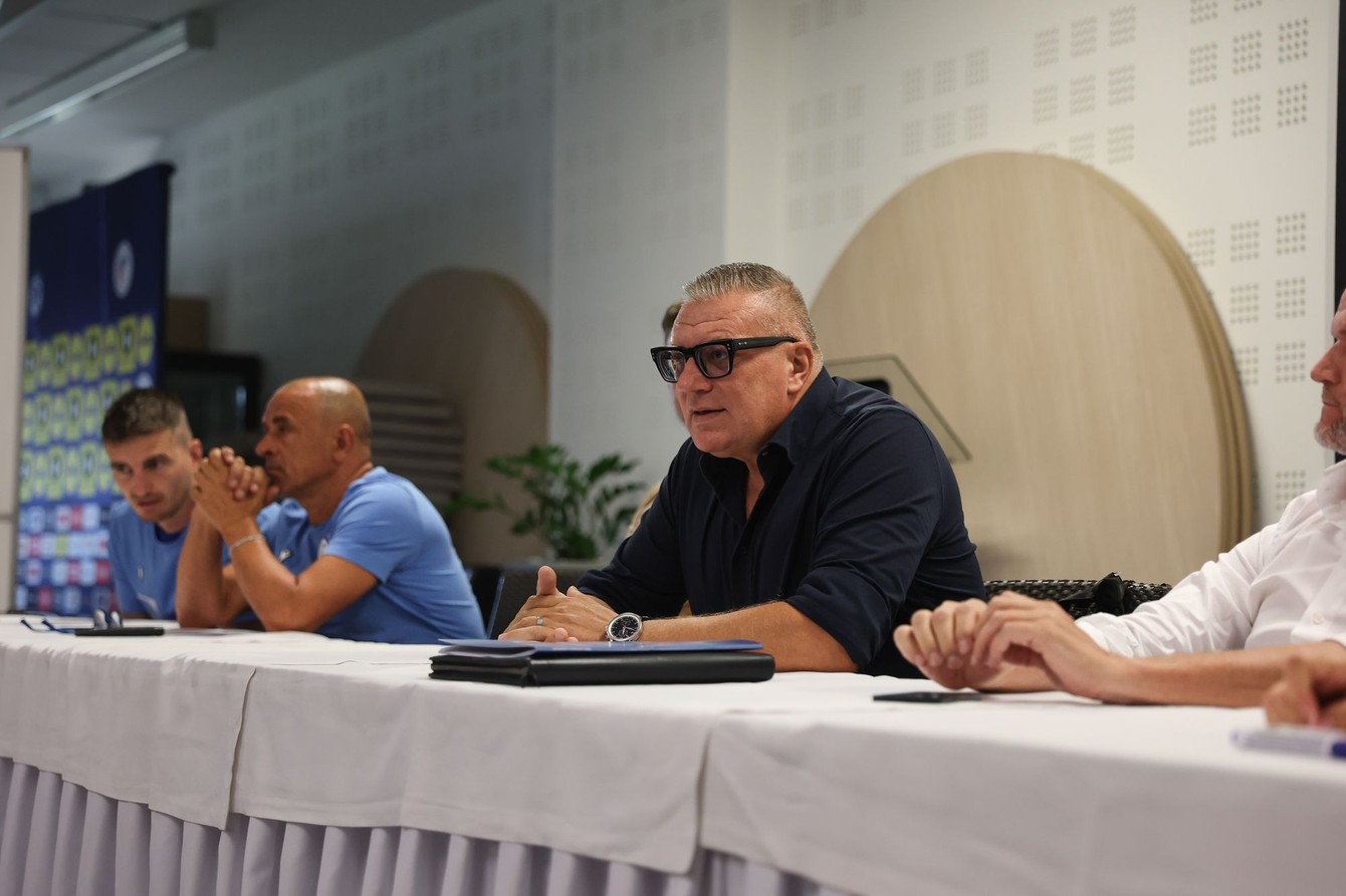 Kovacik v Senci pri hracoch.jpg