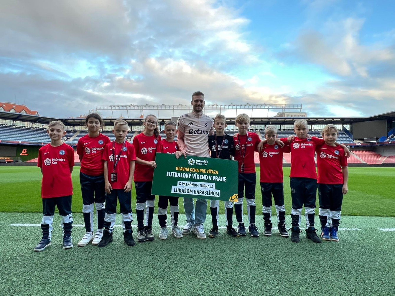 Hlavná cena_Majstri Slovenska 2025_McD Cup_ZŠ Spojová BB (3).jpeg