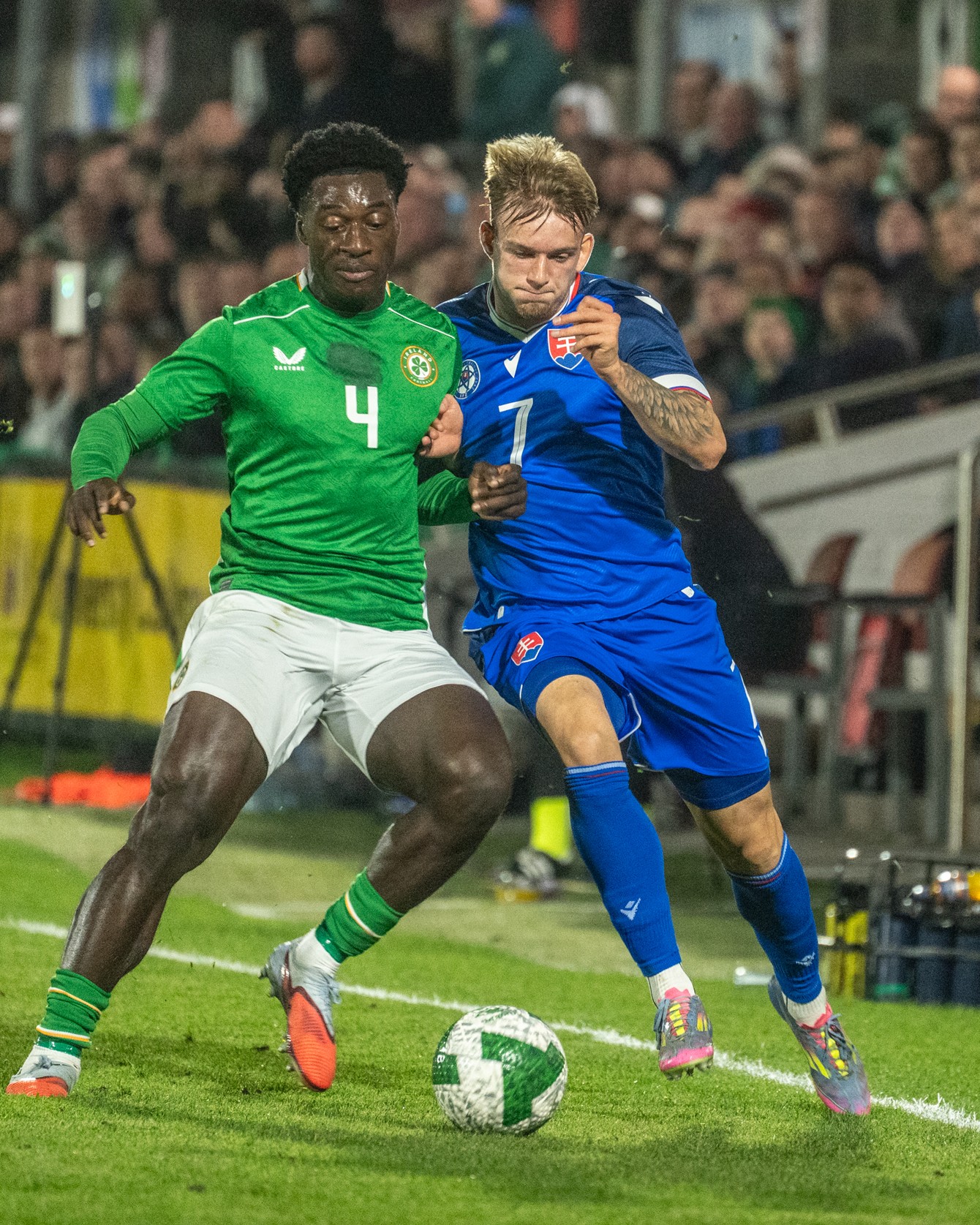 U21 IRL-SVK,251010-(R.F.)-3-James Abankwah, Matej Riznič.jpg