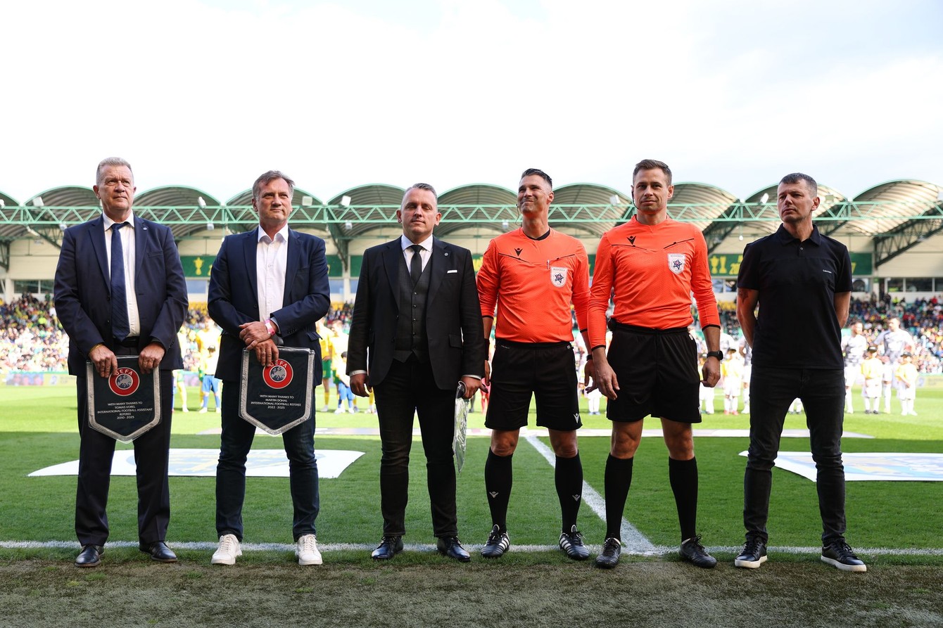 pred zapasom rozhodcovia plus Richatrik Jaska Kovac.jpeg