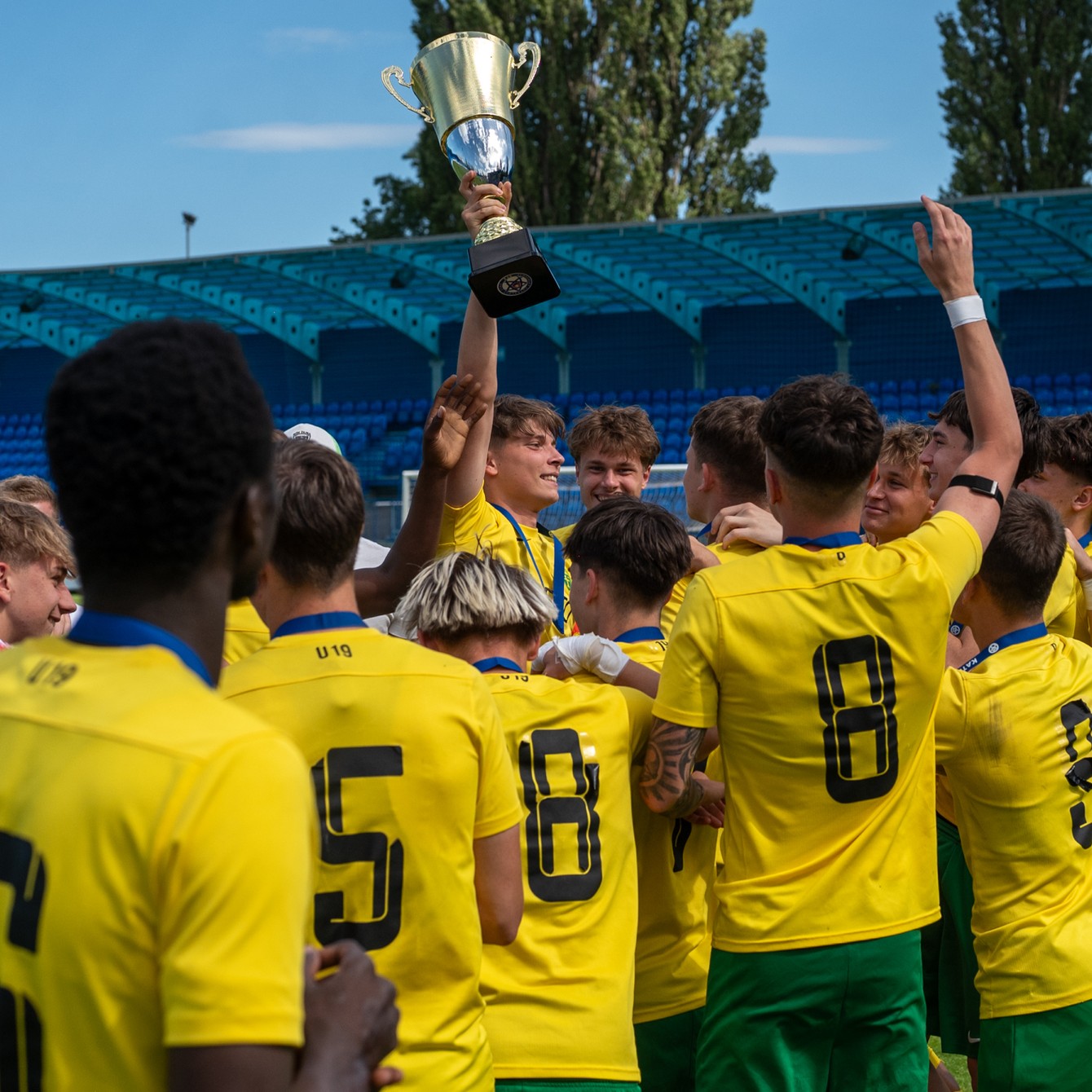 ZA s trofejou.jpg