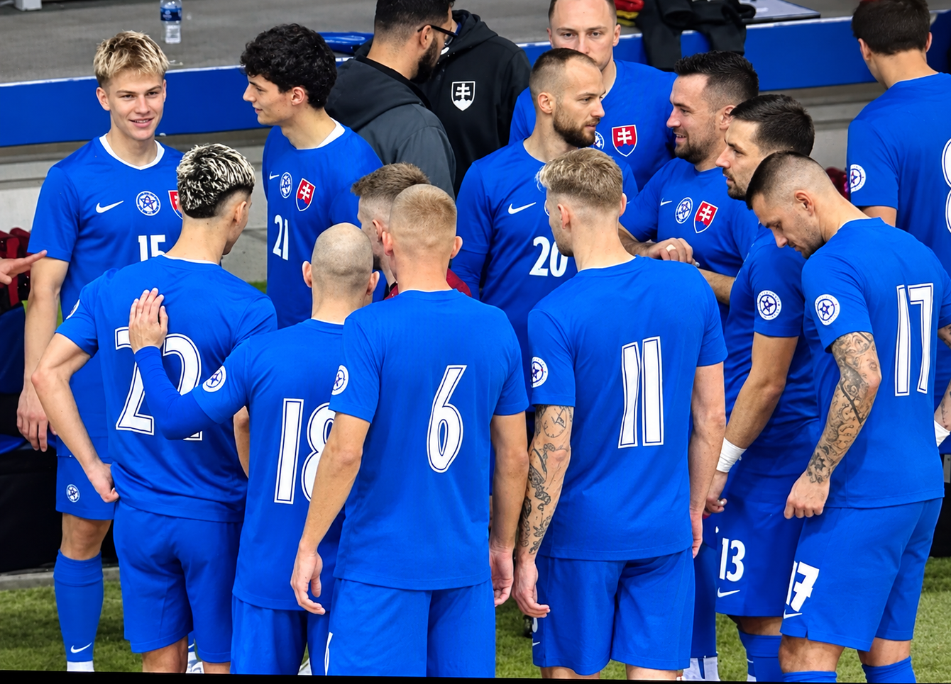 Slovenskí futbalisti v tímovej porade.png