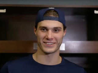 Juraj Slafkovský sa po zápase proti Detroitu usmieval. 