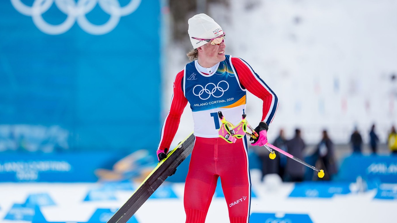 Na snímke nórsky bežec na lyžiach Johannes Hösflot Kläbo sa teší v cieli po zisku zlatej medaily.