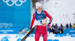 Na snímke nórsky bežec na lyžiach Johannes Hösflot Kläbo sa teší v cieli po zisku zlatej medaily.