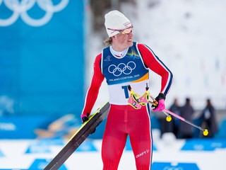 Na snímke nórsky bežec na lyžiach Johannes Hösflot Kläbo sa teší v cieli po zisku zlatej medaily.