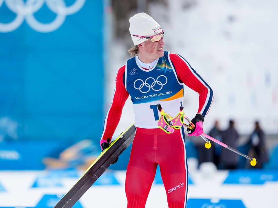 Na snímke nórsky bežec na lyžiach Johannes Hösflot Kläbo sa teší v cieli po zisku zlatej medaily.
