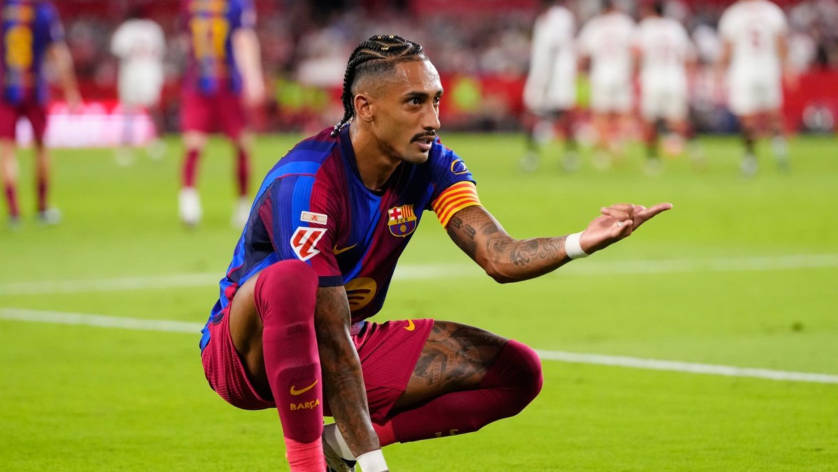 Raphinha oslavuje gól do siete FC Sevilla.