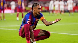 Raphinha oslavuje gól do siete FC Sevilla.