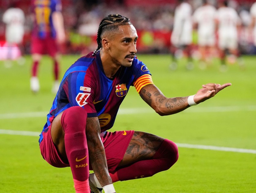 Raphinha oslavuje gól do siete FC Sevilla.