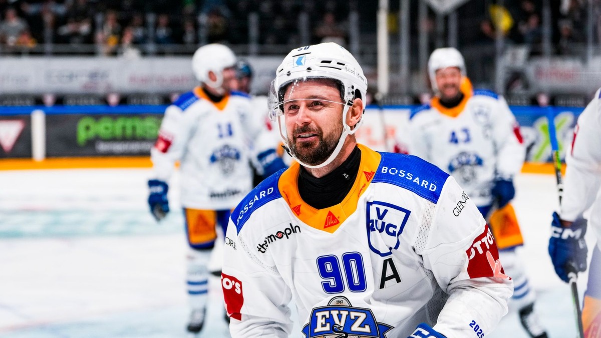 Tomáš Tatar oslavuje gól v drese EV Zug. 