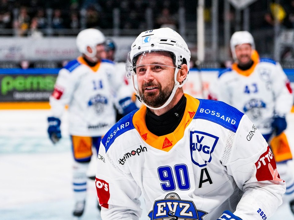 Tomáš Tatar oslavuje gól v drese EV Zug. 
