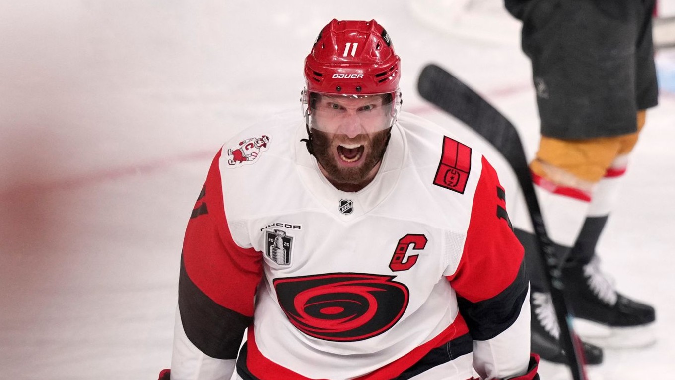 Jordan Staal sa teší z gólu proti Vegas.