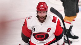 Jordan Staal sa teší z gólu proti Vegas.