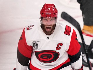 Jordan Staal sa teší z gólu proti Vegas.