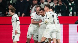 Futbalisti Borussie Mönchengladbach sa tešia z gólu v zápase proti St. Pauli. 