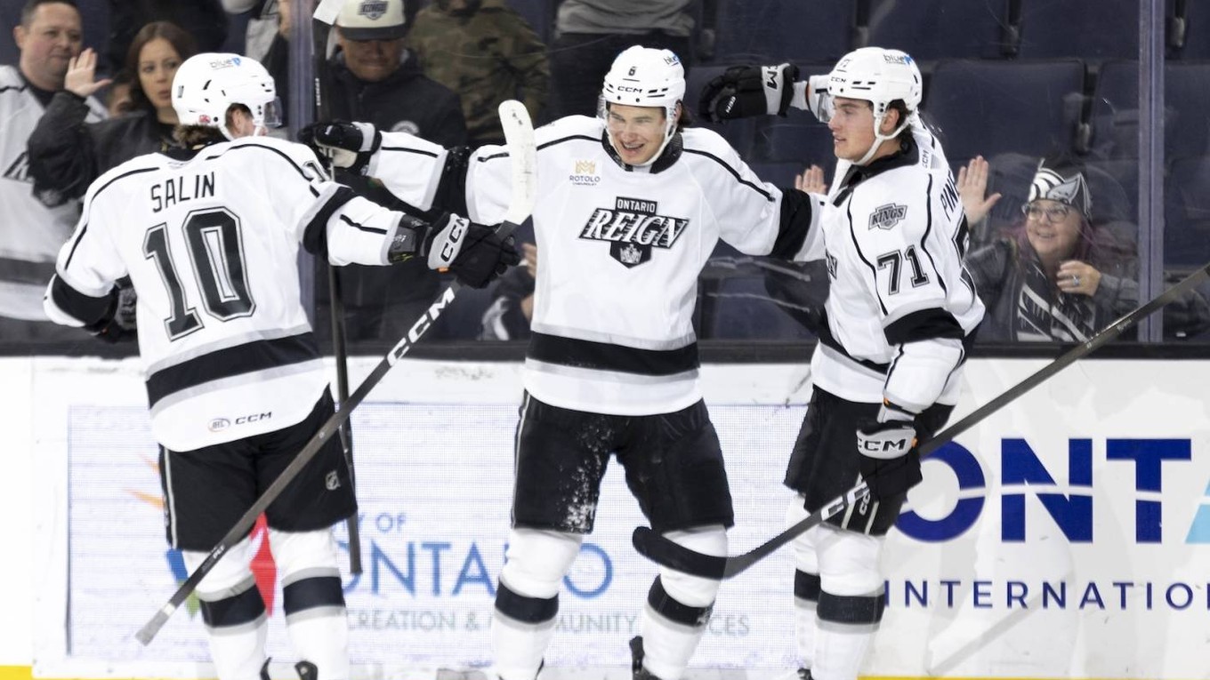 Martin Chromiak (uprostred) sa teší z gólu