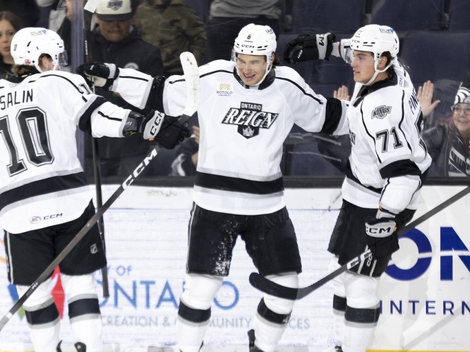 Martin Chromiak (uprostred) sa teší z gólu