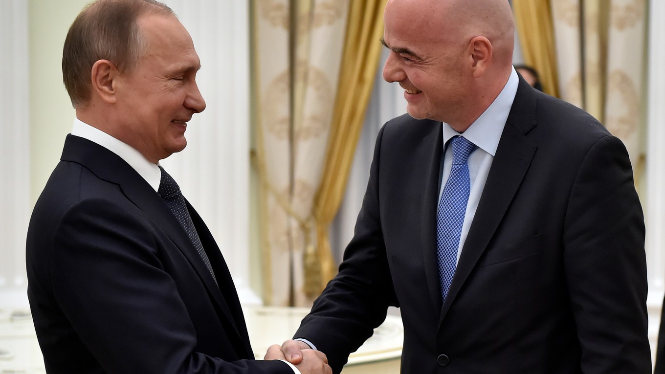 Gianni Infantino (vpravo) si podáva ruku s Vladimirom Putinom.