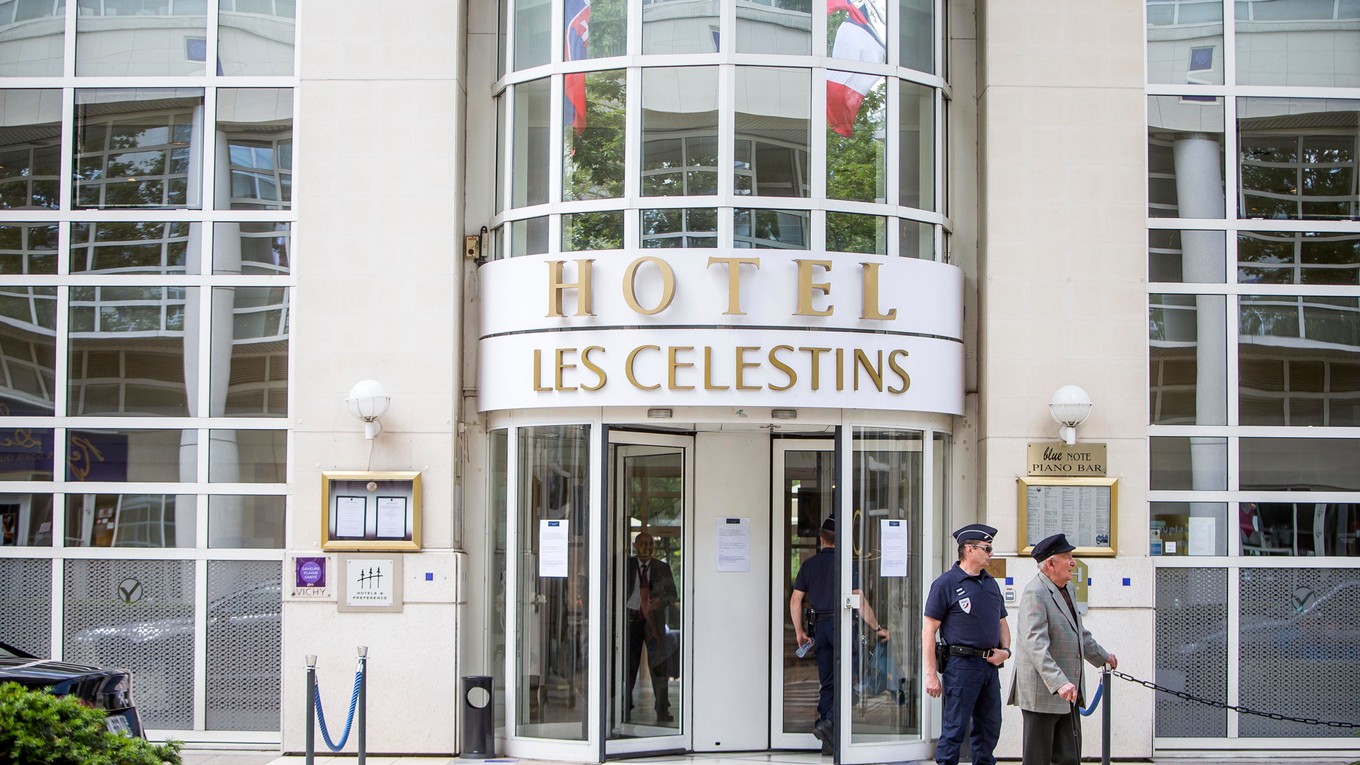 Hotel Les Celestins, v ktorom sú ubytovaní slovenskí futbalisti, je neustále strážený.